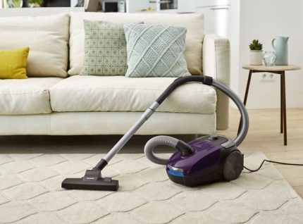 The usual type of vacuum cleaner for dry cleaning Dry vacuuming