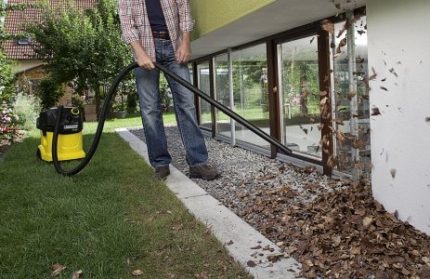 Blow function to remove debris from tight corners Household version of a vacuum cleaner