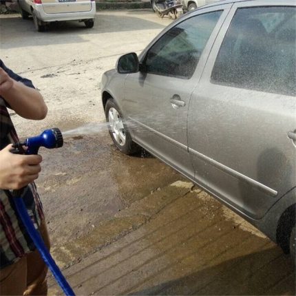 Mytí aut pomocí zavlažovací hadice Mytí aut