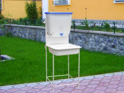 Vanity-free washbasin model Washbasin without a stand in the country