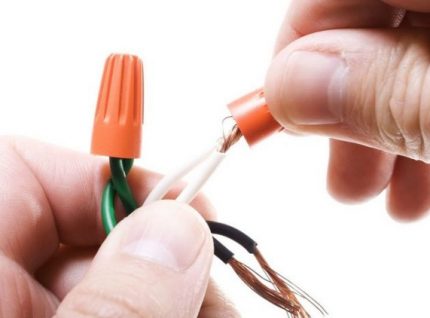 PPE cap with clamping spring inside Cap type clamp