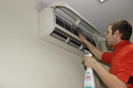 Caring for the internal module of the system The process of cleaning split system filters
