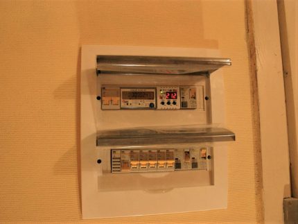 Box with two lockable panels The correct arrangement of machines
