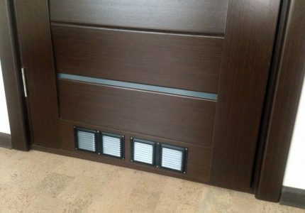 Pintu dengan lubang pengudaraan
