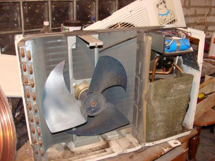 Unassembled external unit Inside view of the external unit