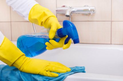 Ang pinakamahusay na tool para sa madaling paglilinis ng mangkok ng paliguan Gamit ang isang spray ng paliguan