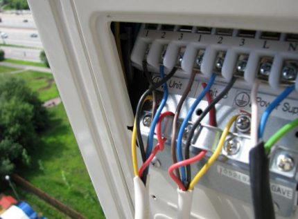 In case of differences in the power supply, it is advisable to connect the split through the stabilizer Connecting a split system to the mains