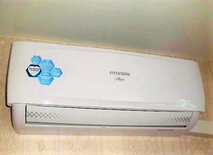 Internal equipment split systems Hyundai H AR21 07H Indoor unit Hyundai H AR21 07H on the wall