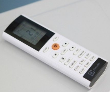 Remote control climate system Remote and control buttons
