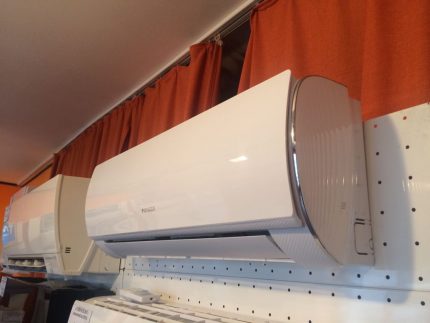 Zīmola sadalīta sistēma klimata iekārtu veikalā Populārā Pioneer montāžas modeļa dizains