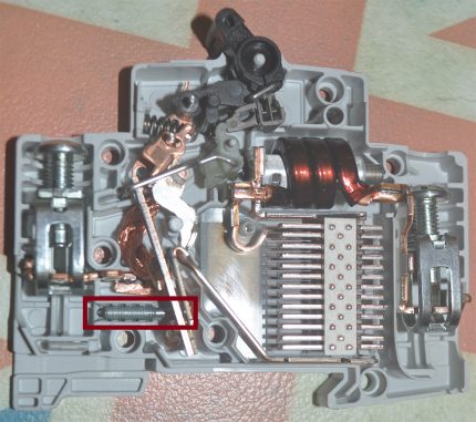 Screw for adjusting the thermal time of the release Adjusting screw position