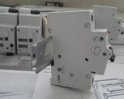 DIN rail circuit breaker lock Mounting the machine to a DIN rail