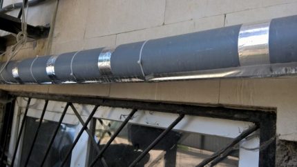 Fixation du câble chauffant le long du tuyau Montage avec du ruban métallique