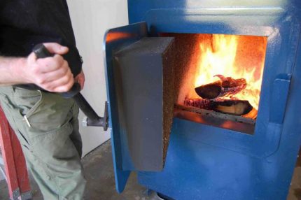 Laden des Schornsteins Kehren Sie in den Ofen Schornstein Schornsteinfeger für Schornsteine