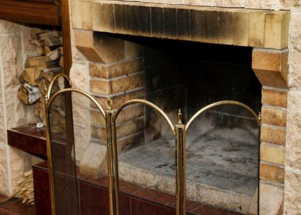 Reinigung des Kamins mit künstlichen Protokollen Schornsteinfeger zur Schornsteinreinigung