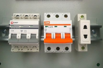 Safety devices mounted on a DIN rail DIN rail protection devices