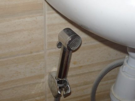 Udarea cu aerator ca parte a unui duș igienic Aerator pentru duș de igienă