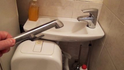 Dispozitiv pentru alimentarea cu apă a unui cap de duș igienic Cap de duș igienic