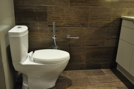 Amplasarea unui duș igienic cu mixer pe perete Amplasarea corectă a unui duș igienic