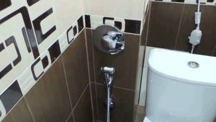 Mascarea punctului de conectare a dușului igienic cu un panou fals Panou pentru duș igienic încorporat