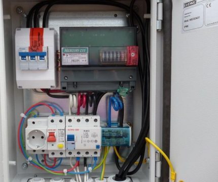 Boxing with connected machines and counter Assembled electrical panel