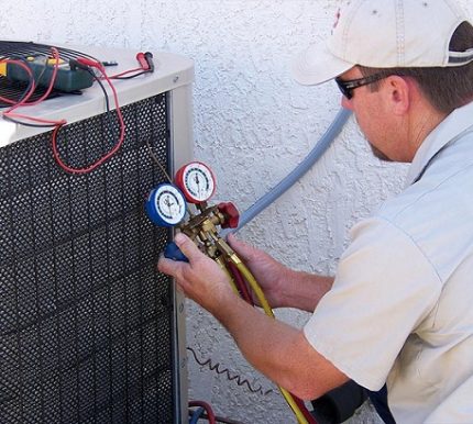 To fill the system with freon, it is better to invite a specialist Accounting for the amount of freon in a split system