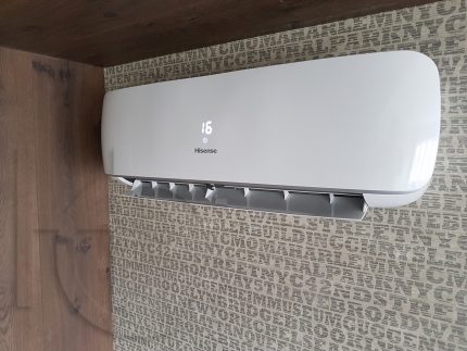 Wall-mounted air conditioning in the apartment Wall split system brand Hisense