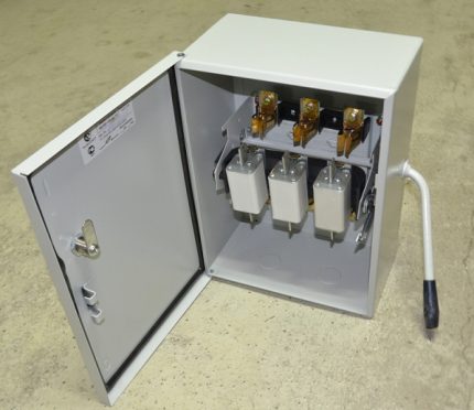 Appearance of a knife switch Three-phase circuit breaker