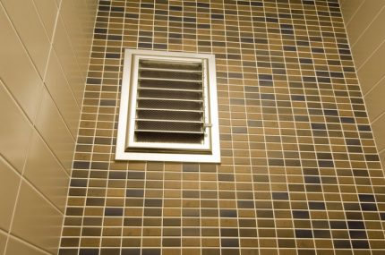 Grade de ventilação de aletas móveis