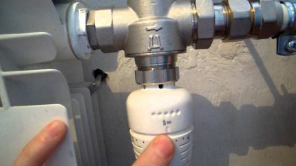 Kepala termal dan paip radiator