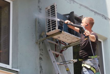 Gaisa kondicionētāja āra vienības tīrīšana pirms dzesētāja piepildīšanas Āra bloku tīrīšana