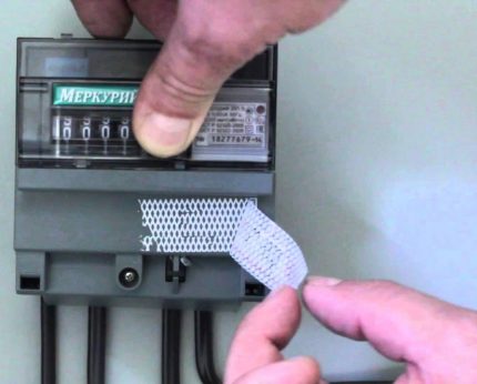Peeling off the anti-magnetic seal from the surface of the meter Tearing off the anti-magnetic sticker