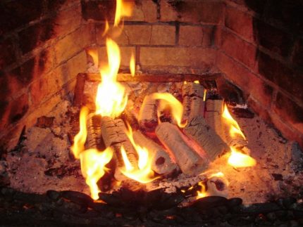Sawdust briquettes sa isang oven Sawdust briquette nasusunog