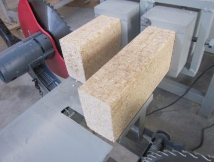 Ang homemade briquette na gawa sa sawdust Pag-install para sa mga briquette