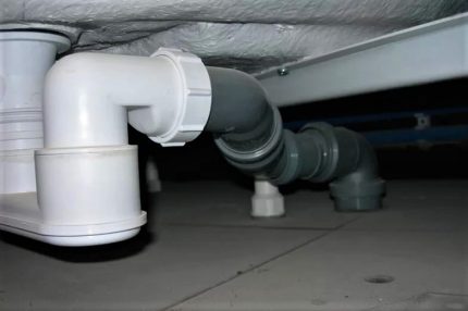 Siphon en plastique plat sous la cuvette de bain Tuyaux sous la salle de bain