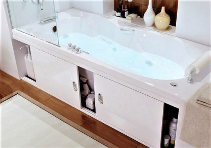 Installation d'accessoires sur un écran coulissant de baignoire Poignées pour l'écran sous la salle de bain