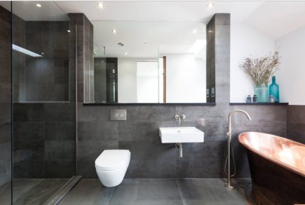 Un exemple d'installation basse à l'intérieur Faible installation dans la salle de bain