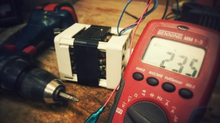 Prosessen med å sjekke kondensatorer med et multimeter Sjekk med en analog multimeter