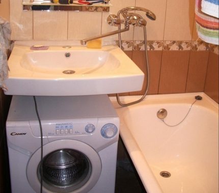 Water lily sink without mixer hole The sink and bath have a common faucet