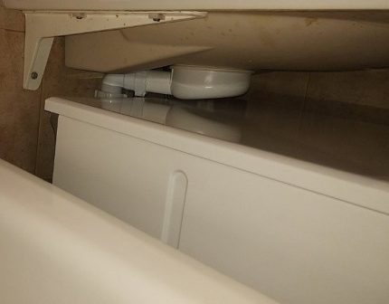 Flat siphon under the sink with a water lily when installed above the washing machine Flat siphon over the washer