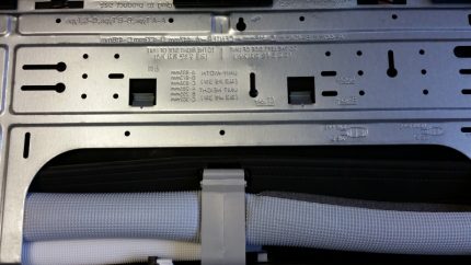 Technical characteristics of the split LJI system on the nameplate The back panel of the LG P07EP indoor unit