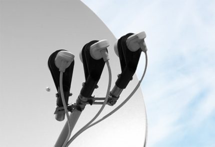 Traka za podršku za više pretvarača Multi feed antena