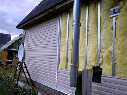 Insulation of the house outside A layer of vapor barrier on the outside of the house