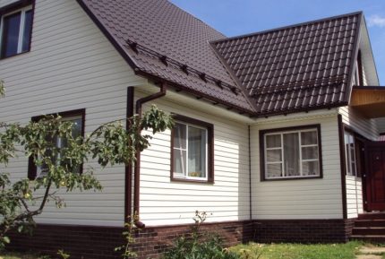 Covering the house with vinyl siding Installation of vinyl siding