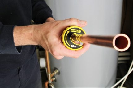 Utiliser un coupe-tube à la maison Couper un morceau de tuyau