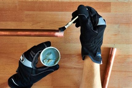 Le processus d'application de pâte à l'extrémité du tuyau pour le soudage La pâte est appliquée au pinceau.