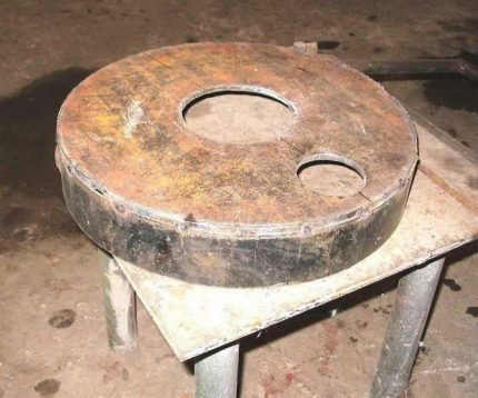 Fazendo uma tampa do tanque para um fogão trabalhando fora de um cano Orifícios na tampa do combustível