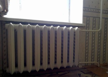 Radiateur de chauffage dans un appartement en ville Mise en marche en série de l'appareil