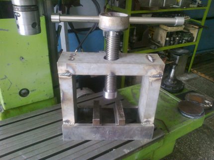Presse à vis pour former des briquettes à partir de sciure Presse mécanique à vis