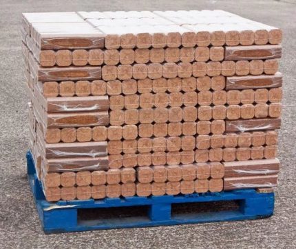 Ang warehousing ay pinindot ang sawdust para sa pagpainit Pallet ng mga briquette ng gasolina